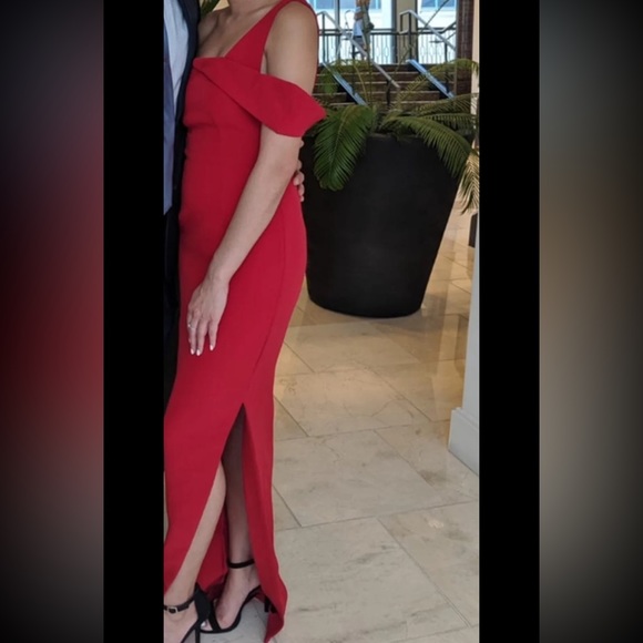 Red maxi gown with side slit - Picture 4 of 9